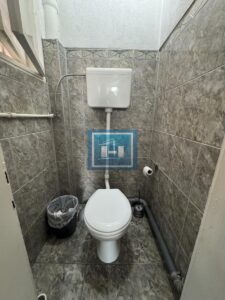 LOKAL ZA IZDAVANJE U PROMETNOJ ULICI – IDEALAN ZA KANCELARIJU ILI BIRO
