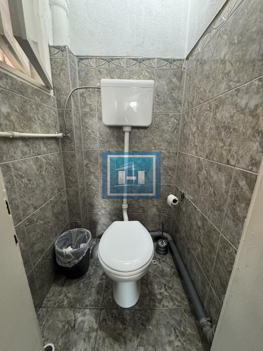 LOKAL ZA IZDAVANJE U PROMETNOJ ULICI – IDEALAN ZA KANCELARIJU ILI BIRO