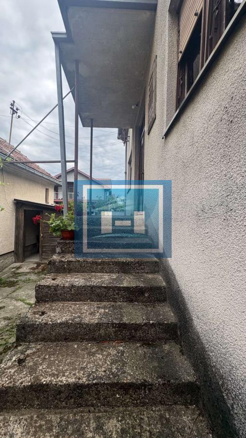 Kuća na odličnoj lokaciji -glavni put,na samo par kilometra od grada
