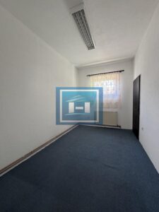Veliki lokal sa dvorištem-idealan za vrtić ili školicu