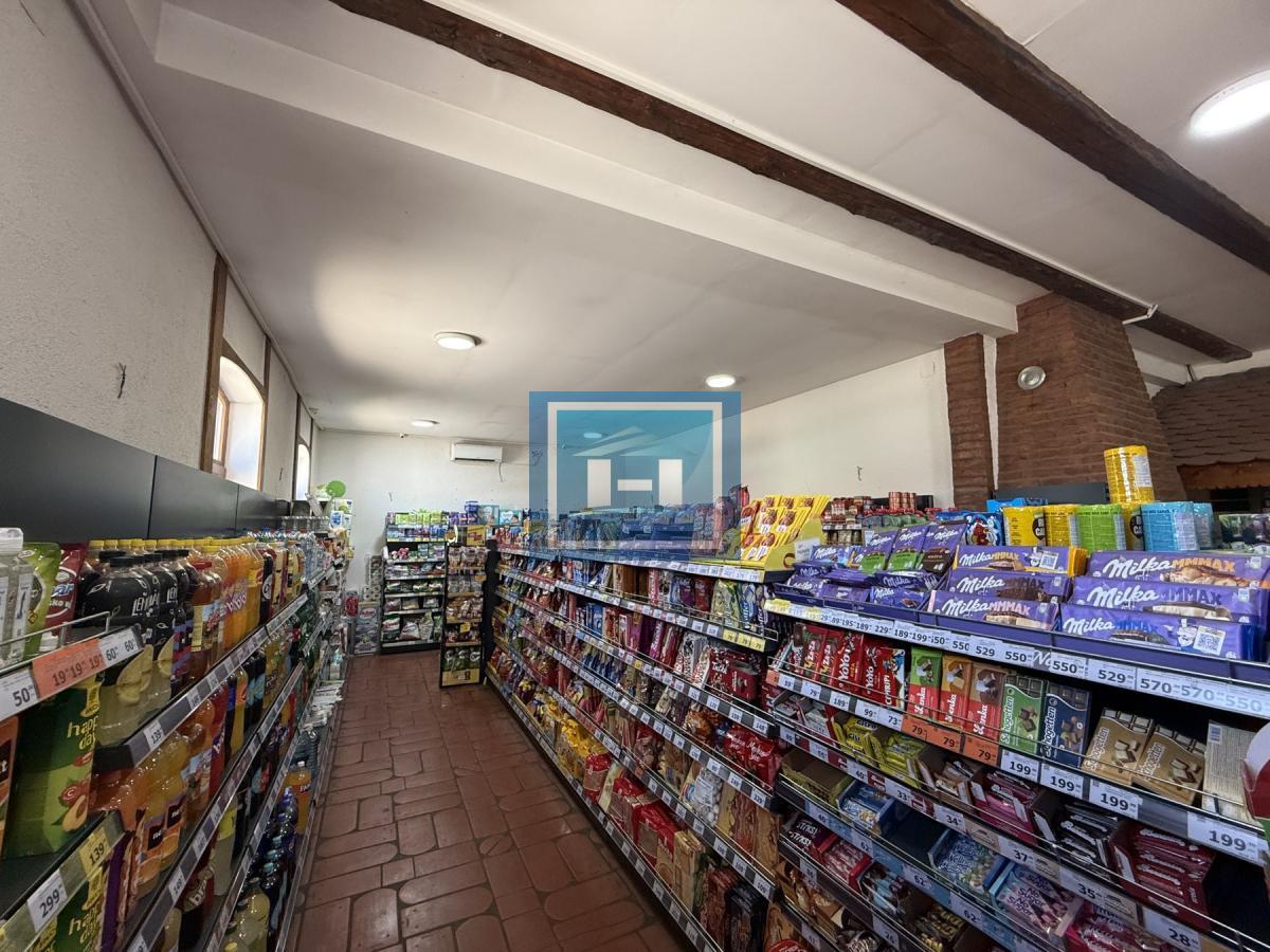 Objekat u samom centru sela pored magistrale u funkciji marketa