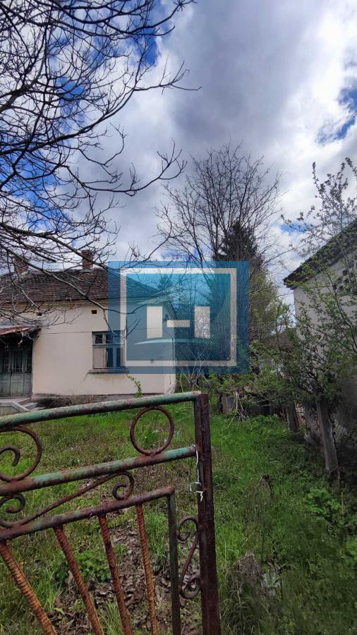 Kompletno imanje od preko 4 hektara zemlje sa starom kučom za rušenje u Tečiću
