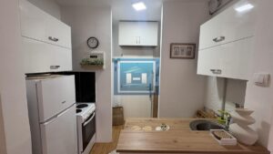 Na prodaju kompletno renovirana garsonjera u širem centru grada