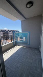 Luksuzan petosoban stan u novoj zgradi u centru grada + dve garaže