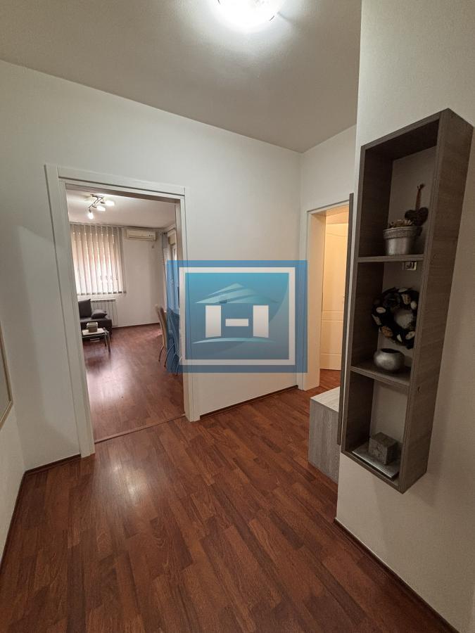 Stan koji osvaja izgledom, a zadržava funkcionalnošću – centar grada, 56m²
