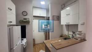 Na prodaju kompletno renovirana garsonjera u širem centru grada