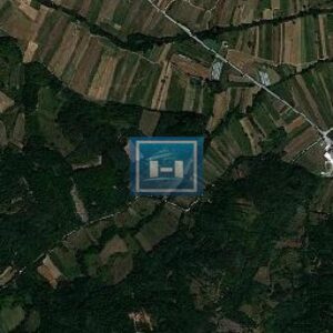 Kompletno imanje od preko 4 hektara zemlje sa starom kučom za rušenje u Tečiću