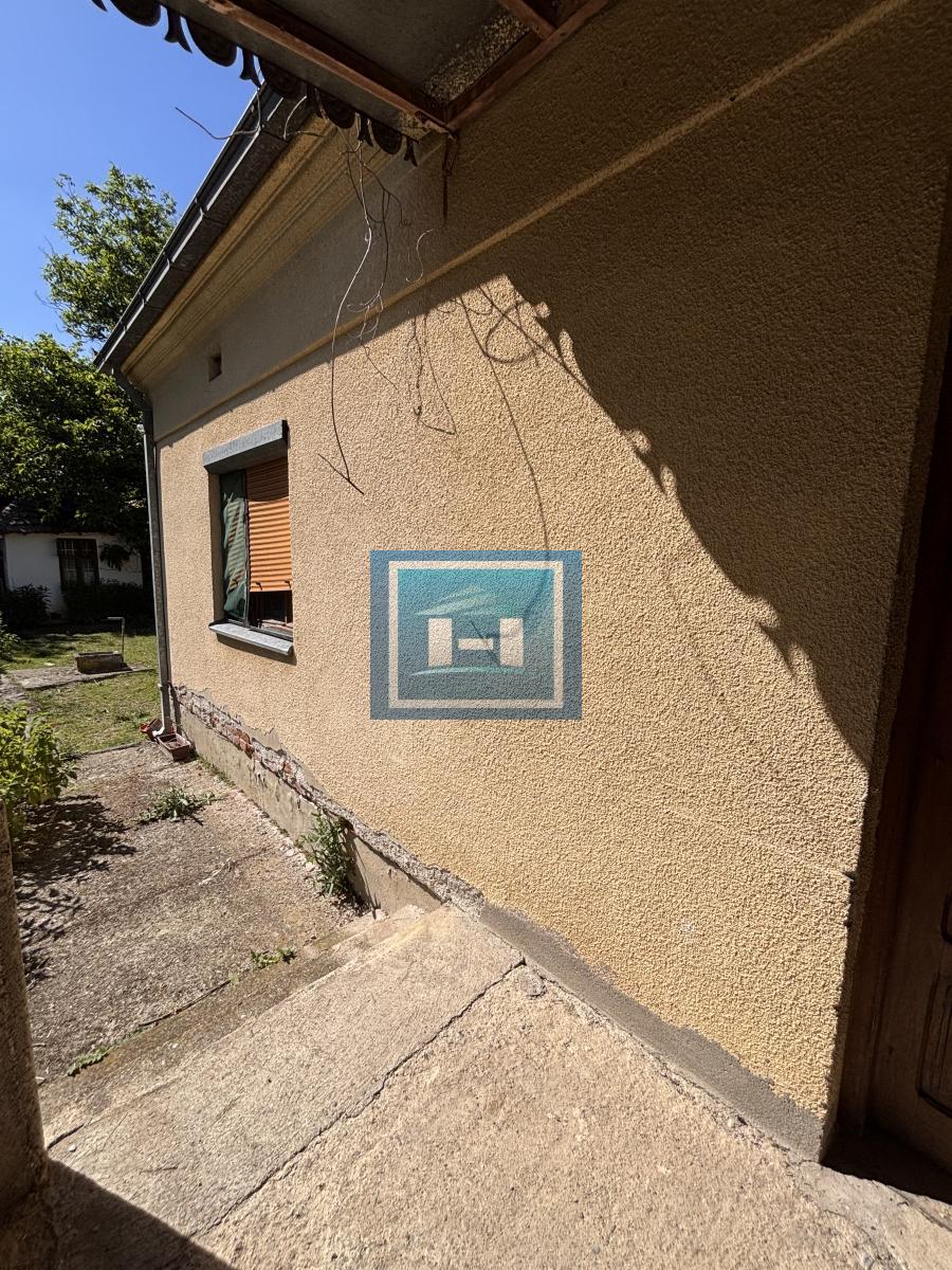 Kuća sa kompletnim imanjem i pomoćnim objektom u samom centru sela