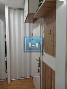 Na prodaju kompletno renovirana garsonjera u širem centru grada