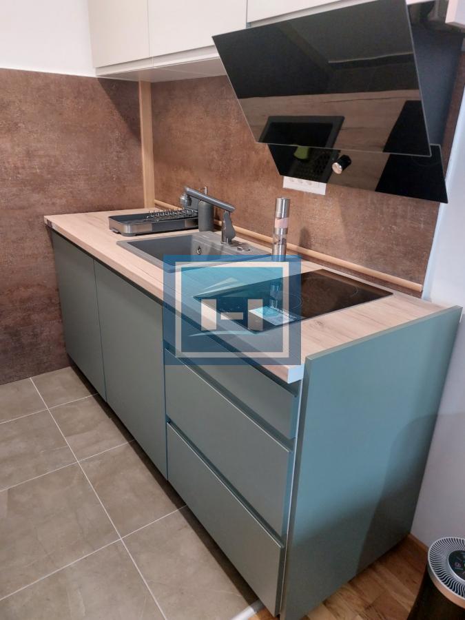 Na prodaju kompletno nameštena garsonjera površine 29 m² sa terasom