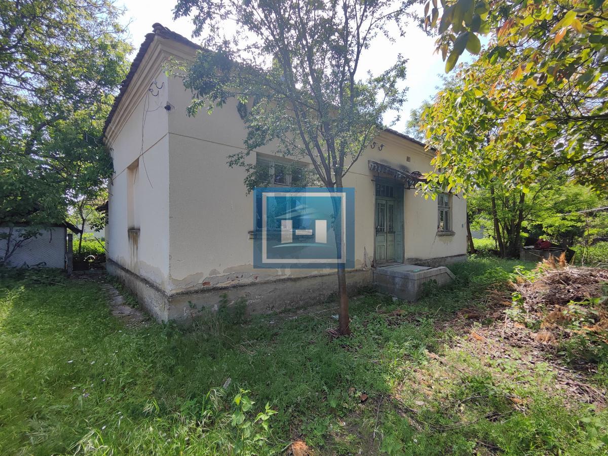 Kompletno imanje od preko 4 hektara zemlje sa starom kučom za rušenje u Tečiću