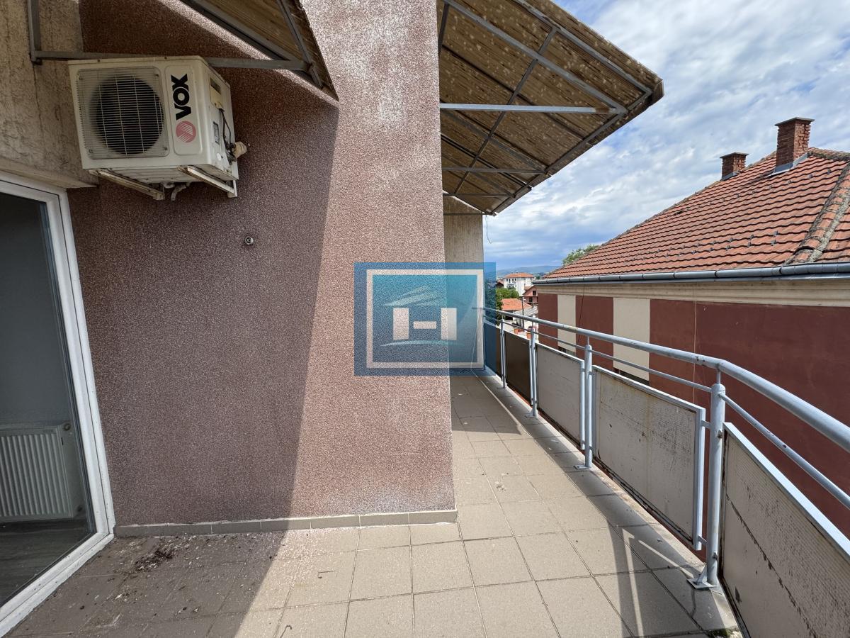 Ne propustite! Namešten stan sa velikom terasom i odličnim rasporedom na traženoj lokaciji