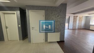 Luksuzan petosoban stan u novoj zgradi u centru grada + dve garaže