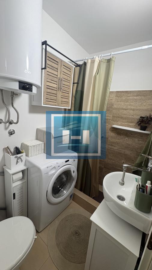 Na prodaju kompletno renovirana garsonjera u širem centru grada