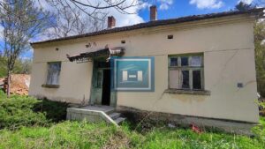 Kompletno imanje od preko 4 hektara zemlje sa starom kučom za rušenje u Tečiću