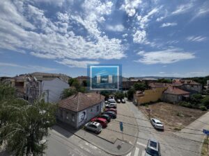 Ne propustite! Namešten stan sa velikom terasom i odličnim rasporedom na traženoj lokaciji