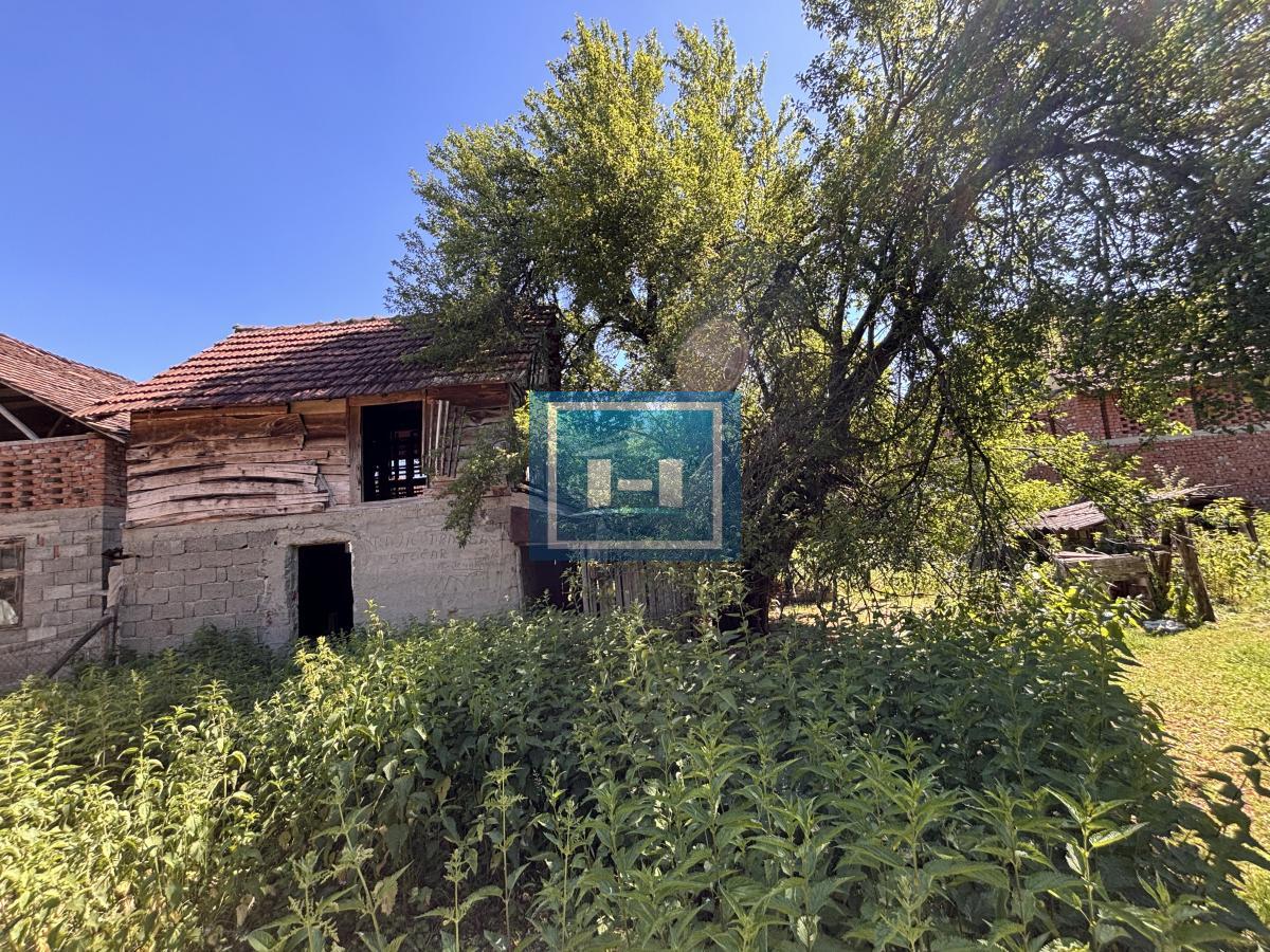 Kuća sa kompletnim imanjem i pomoćnim objektom u samom centru sela