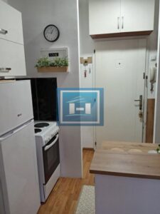 Na prodaju kompletno renovirana garsonjera u širem centru grada