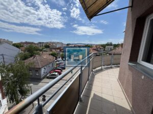 Ne propustite! Namešten stan sa velikom terasom i odličnim rasporedom na traženoj lokaciji