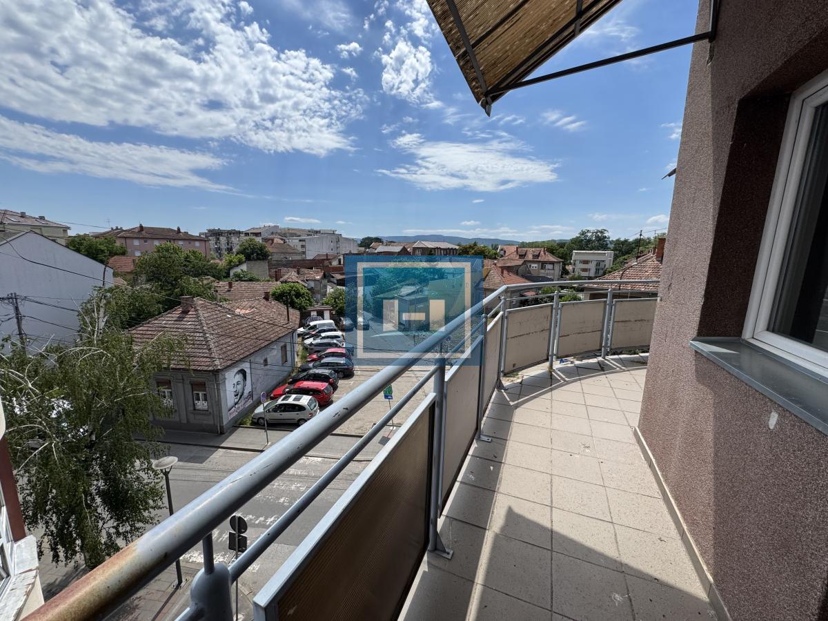 Ne propustite! Namešten stan sa velikom terasom i odličnim rasporedom na traženoj lokaciji