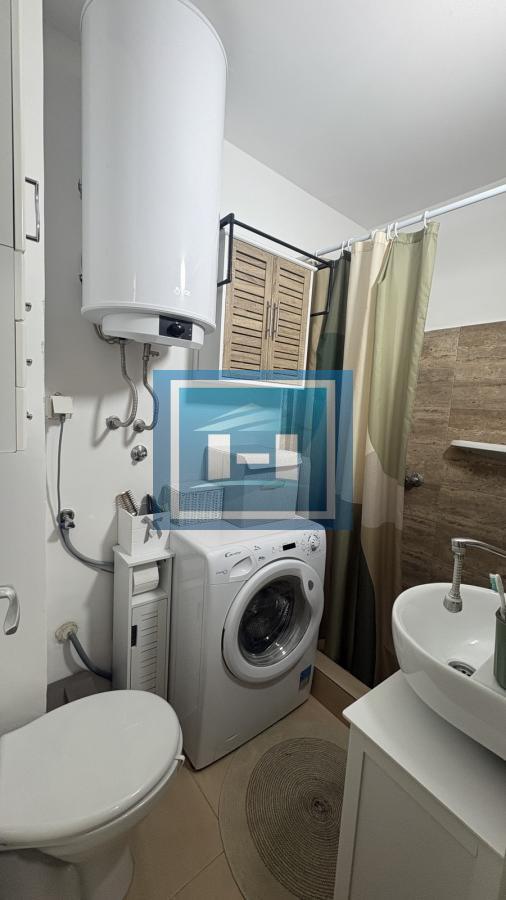 Na prodaju kompletno renovirana garsonjera u širem centru grada