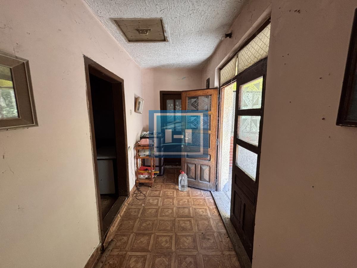 Kuća sa kompletnim imanjem i pomoćnim objektom u samom centru sela