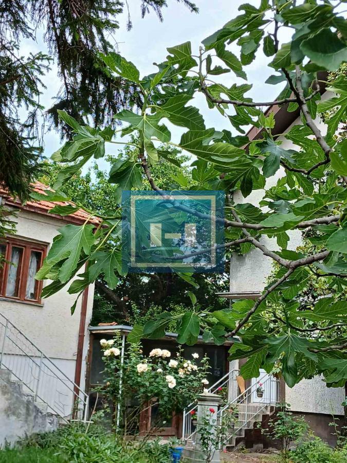 Na prodaju kuća sa velikim placem