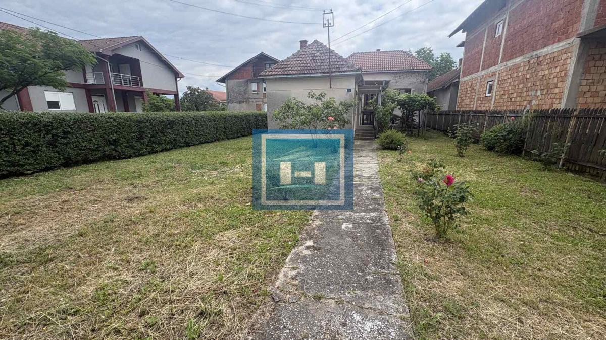 Kuća na odličnoj lokaciji -glavni put,na samo par kilometra od grada