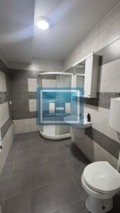 Luksuzan petosoban stan u novoj zgradi u centru grada + dve garaže