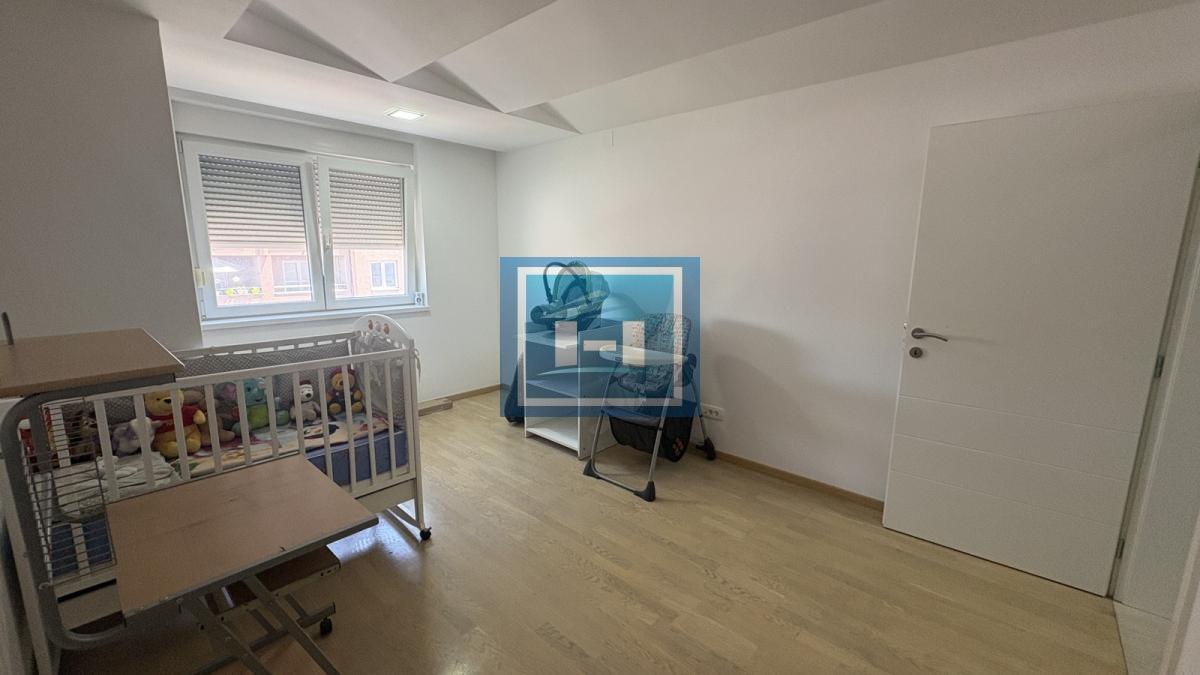 Luksuzan petosoban stan u novoj zgradi u centru grada + dve garaže