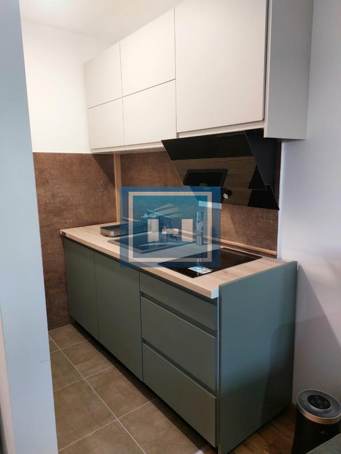Na prodaju kompletno nameštena garsonjera površine 29 m² sa terasom