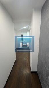 Luksuzan petosoban stan u novoj zgradi u centru grada + dve garaže