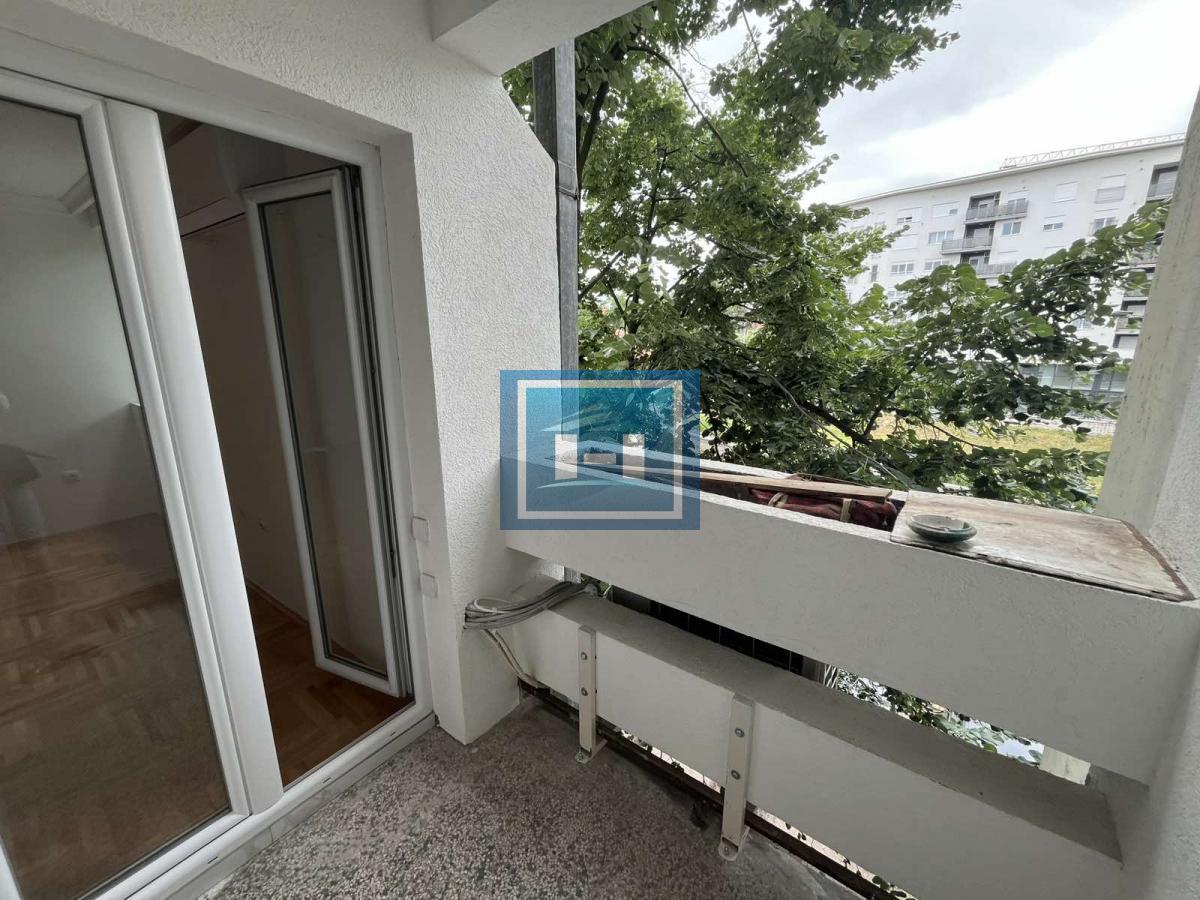 Polunamešten renoviran stan na odličnoj lokaciji