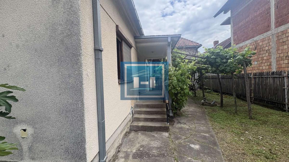 Kuća na odličnoj lokaciji -glavni put,na samo par kilometra od grada