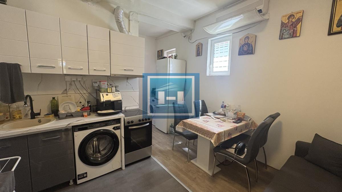 PRODAJA STANA SA LOKALOM – 40 m², KOMPLETNO OPREMLJEN