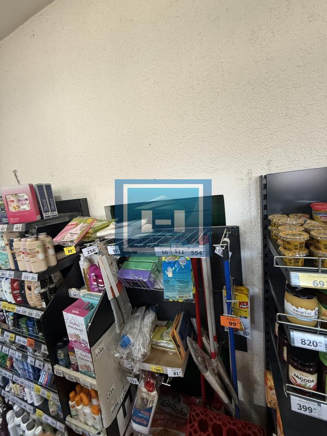 Objekat u samom centru sela pored magistrale u funkciji marketa