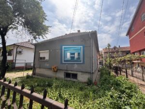 Plac i kuća na odličnoj lokaciji