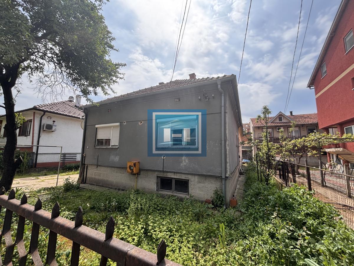 Plac i kuća na odličnoj lokaciji