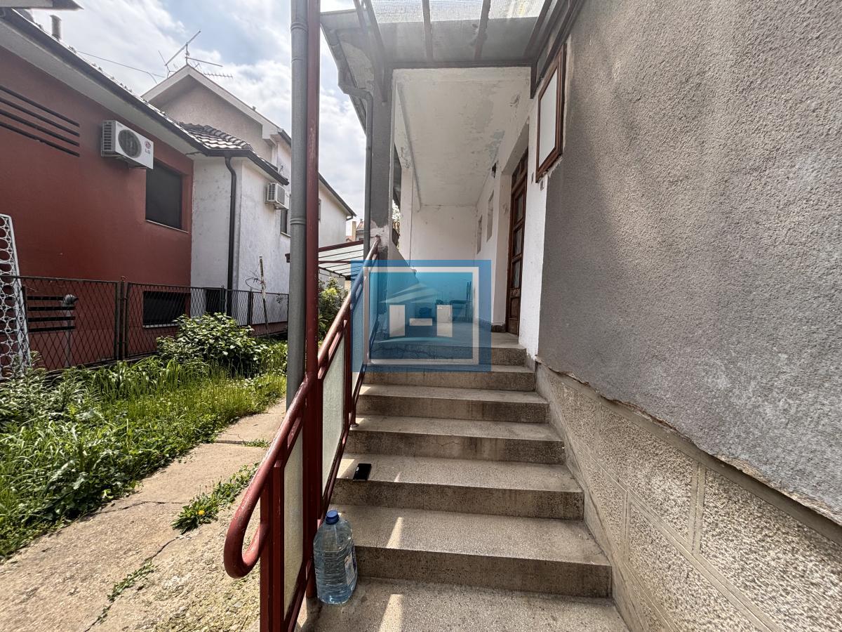 Plac i kuća na odličnoj lokaciji