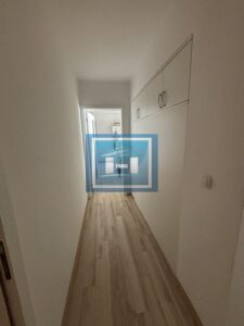 Prelep trosoban stan kompletno namešten