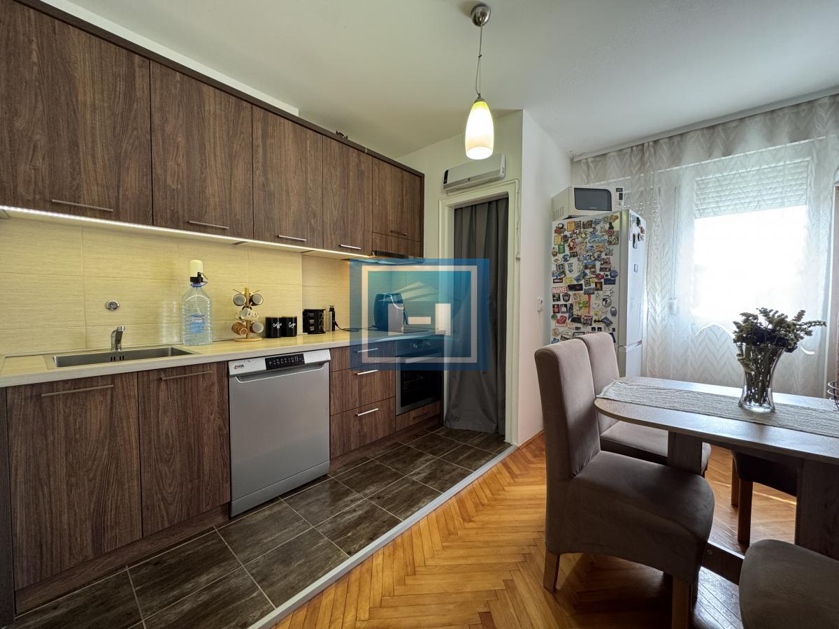 RENOVIRAN DVOSOBAN STAN U CENTRU ĆUPRIJE
