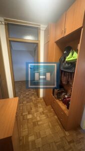 Na prodaju dvosoban stan od 60 m² – dve terase, lift, mogućnost kupovine putem stambenog kredita