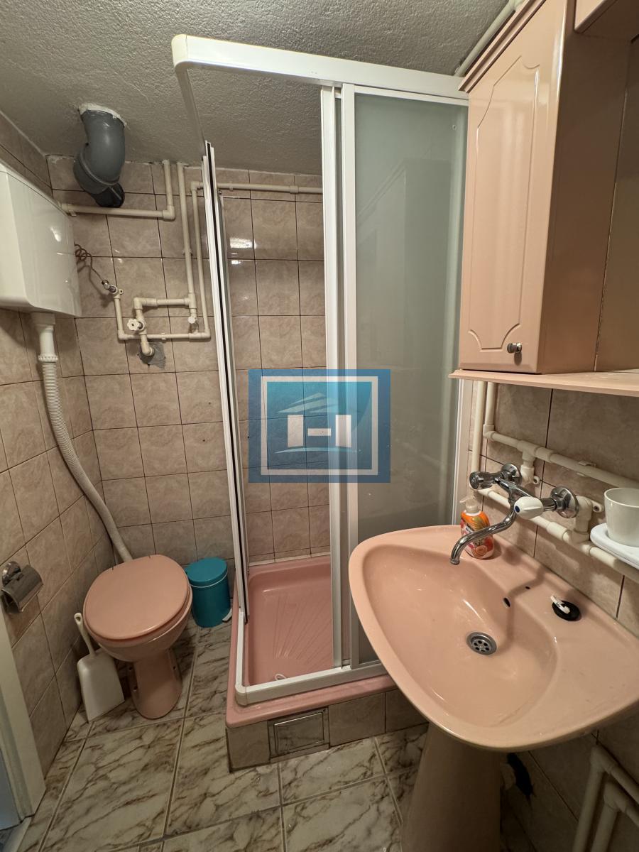 Izdaje se lepo uređen stan od 35 m² – svi troškovi uključeni u cenu!