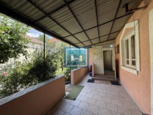 Na prodaju kuća u širem centru grada u ulici Kneza Lazara
