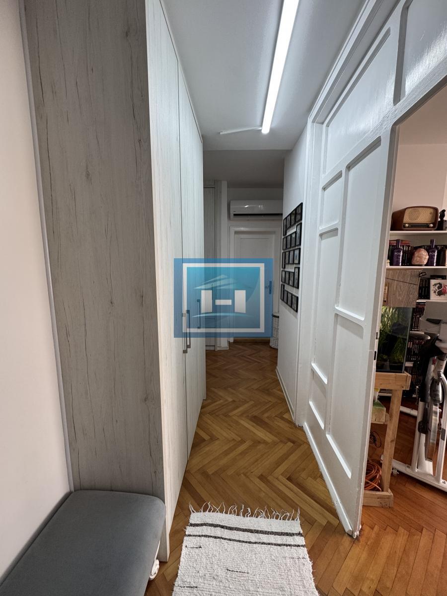 RENOVIRAN DVOSOBAN STAN U CENTRU ĆUPRIJE