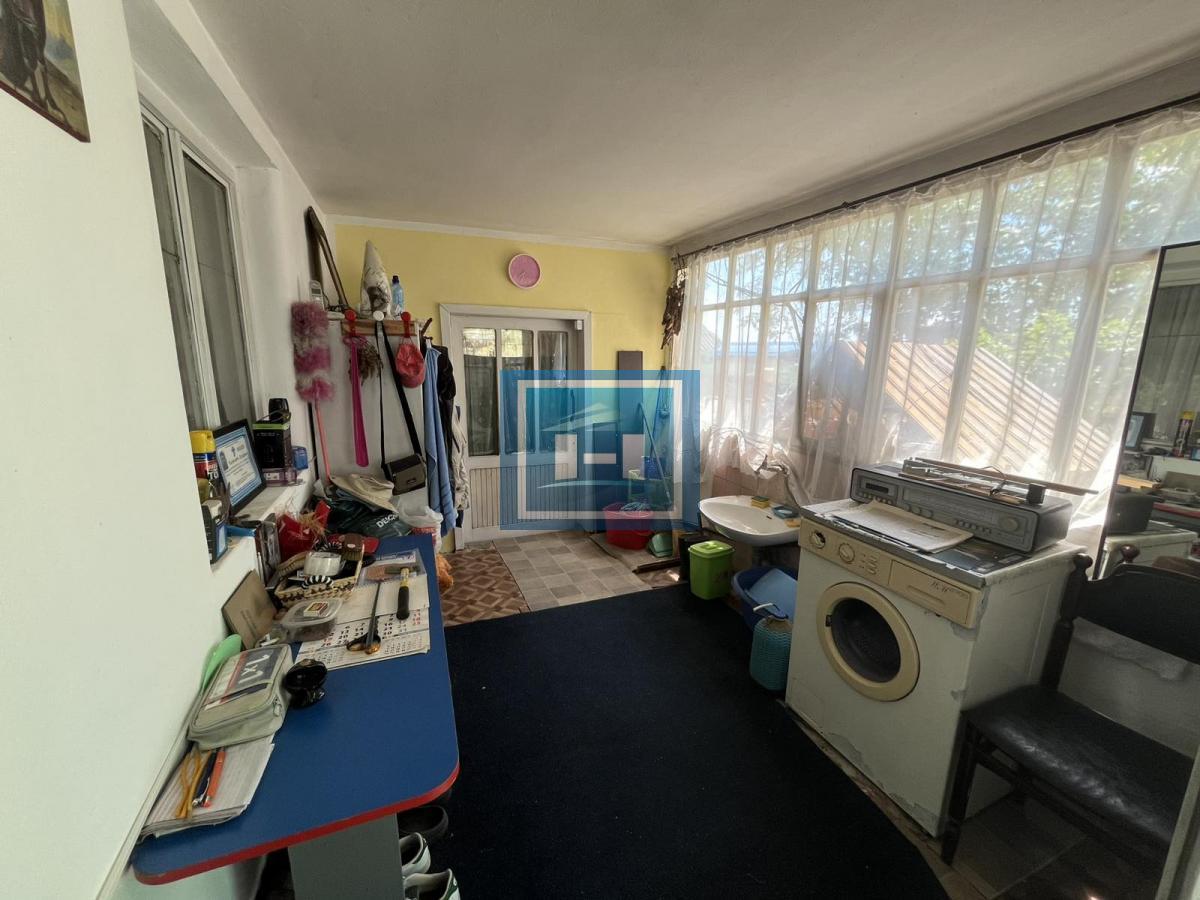 Kuća sa lokalom na velikom placu na samom početku sela