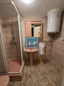 Izdaje se lepo uređen stan od 35 m² – svi troškovi uključeni u cenu!