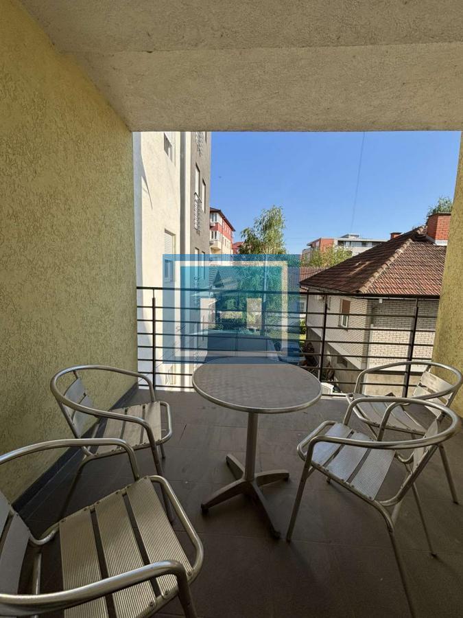 Prelep trosoban stan kompletno namešten
