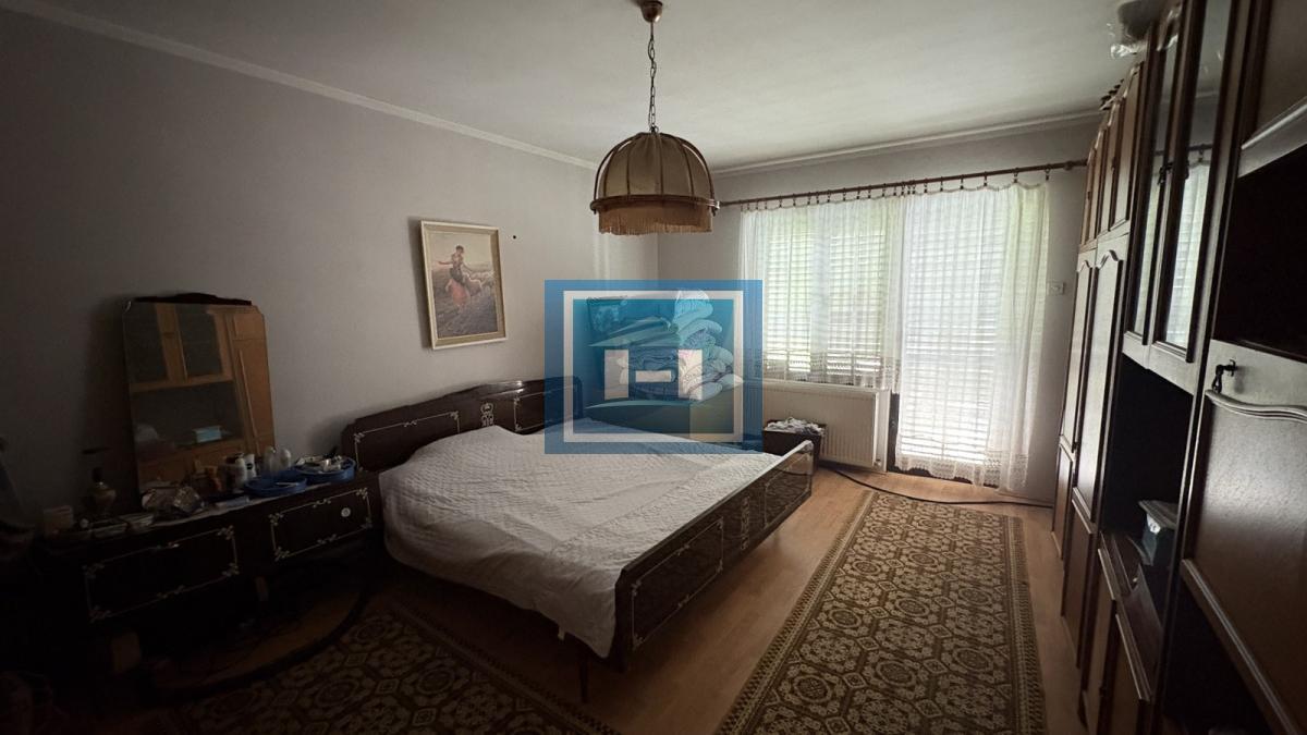 Na prodaju prostrana porodična kuća sa 56,75 ari placa i voćnjakom – odlična prilika!