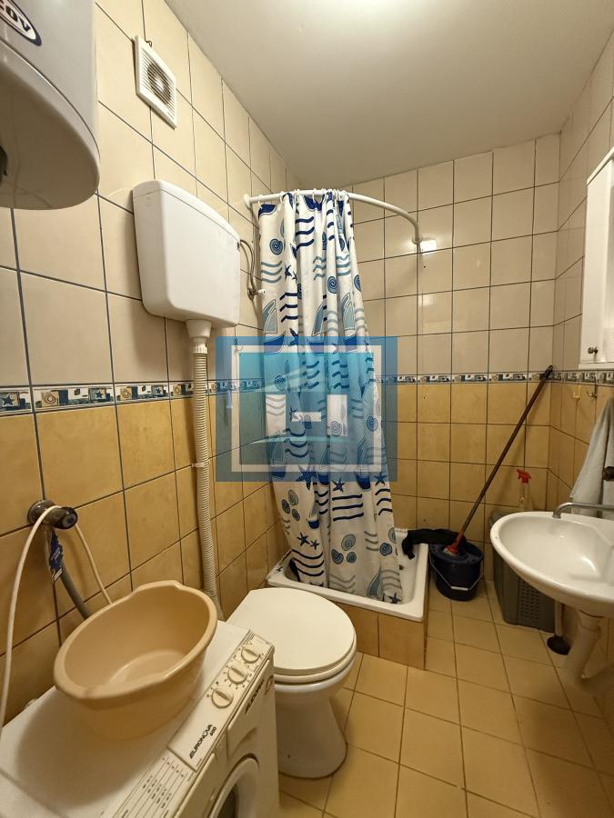 IZDAJE SE JEDNOSOBAN STAN U ŠIREM CENTRU JAGODINE ODLIČNA LOKACIJA IZMEĐU CENTRA I AKVA PARKA